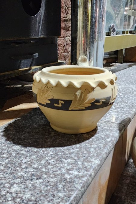 قصرية فخارية بتصميم زخرفي متموّج